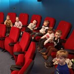 Przedszkolaki wewnątrz Planetarium oczekujące na seans filmowy
