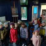 Przedszkolaki w budynku Planetarium