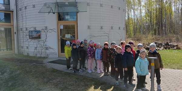 Przedszkolaki przed Planetarium