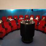Przedszkolaki wewnątrz Planetarium oczekujące na seans filmowy