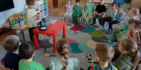 Tadzik opowiada kolegom o swoich niezwykłych zdobyczach